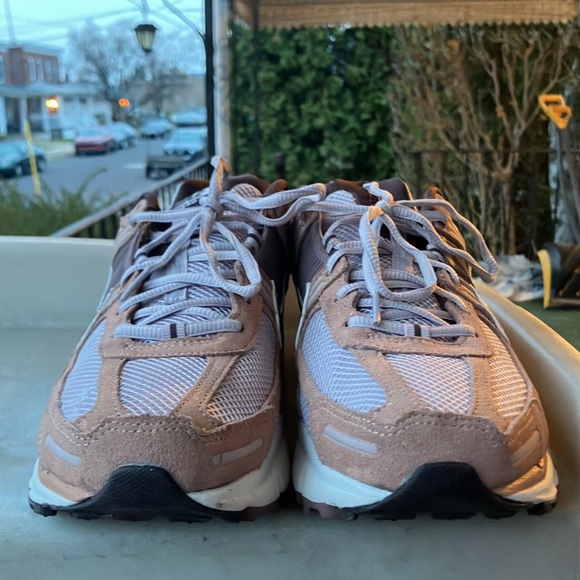 Nike Running Shoes with Brown and Cream Accents Vomero 5 - Picture 2 of 6